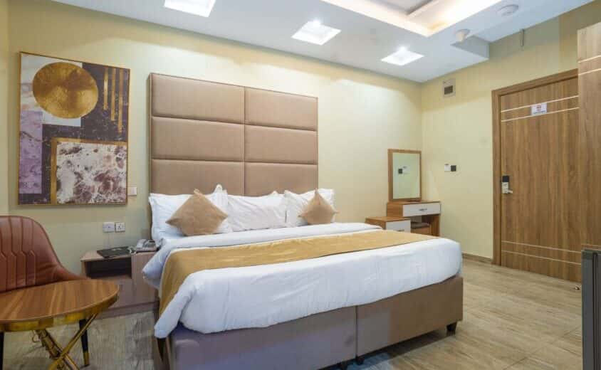 Suites & Rooms 4
