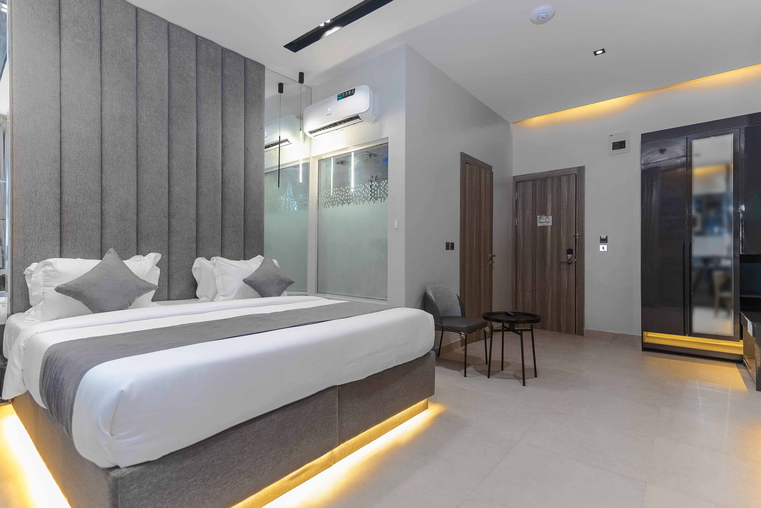 Studio & Rooms 14