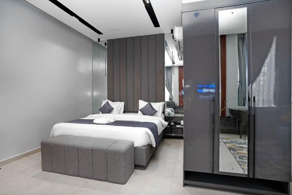 Studio & Rooms 15