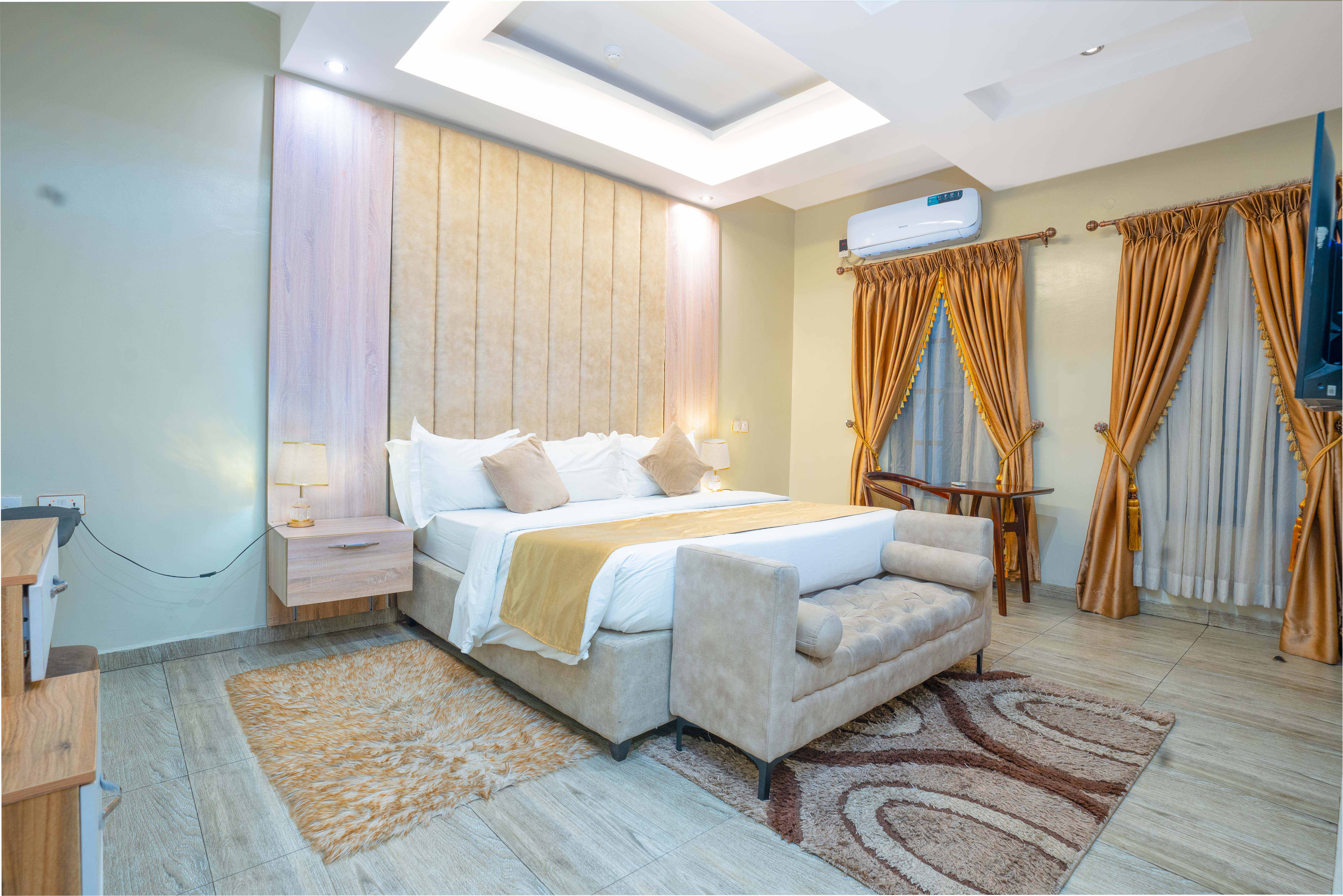 Suites & Rooms 1